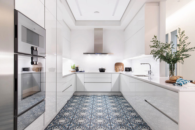 Vista general de una cocina blanca y muy luminosa