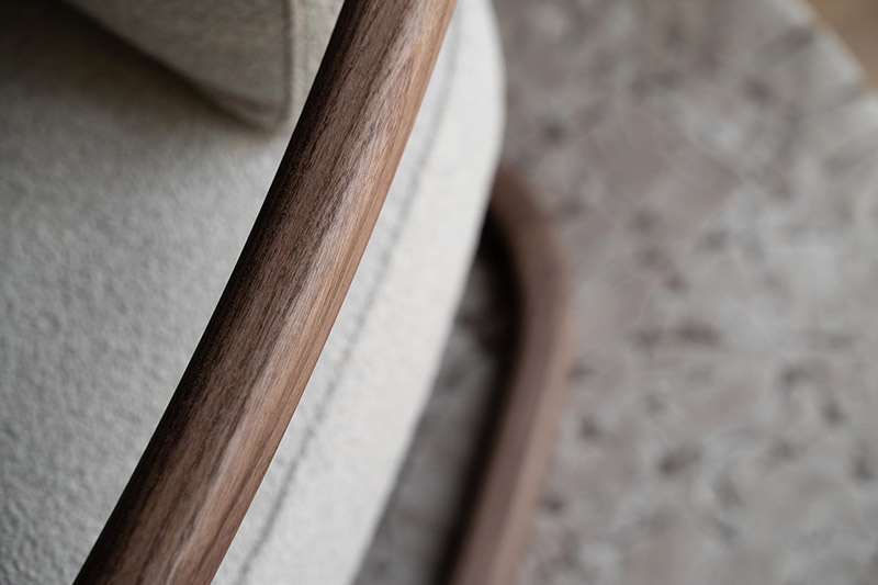 Detalle de un reposabrazos de una silla